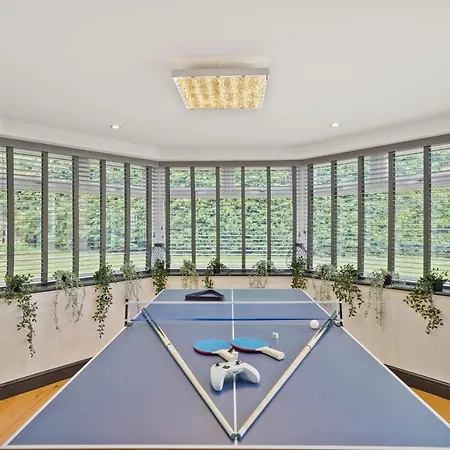 A Stunning - Swimming Pool & Sauna Villa *