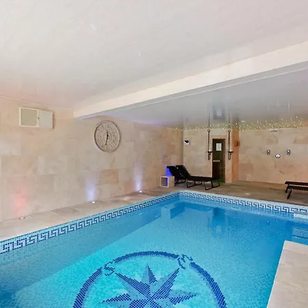 A Stunning - Swimming Pool & Sauna